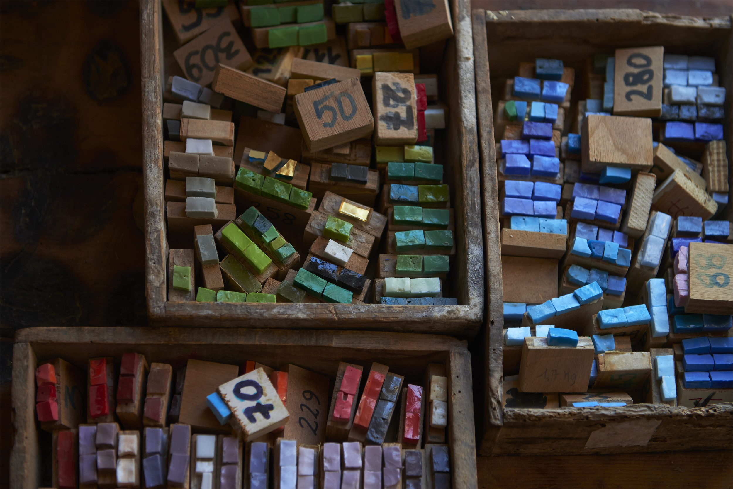 Boxes of pieces for creating a mosaic
