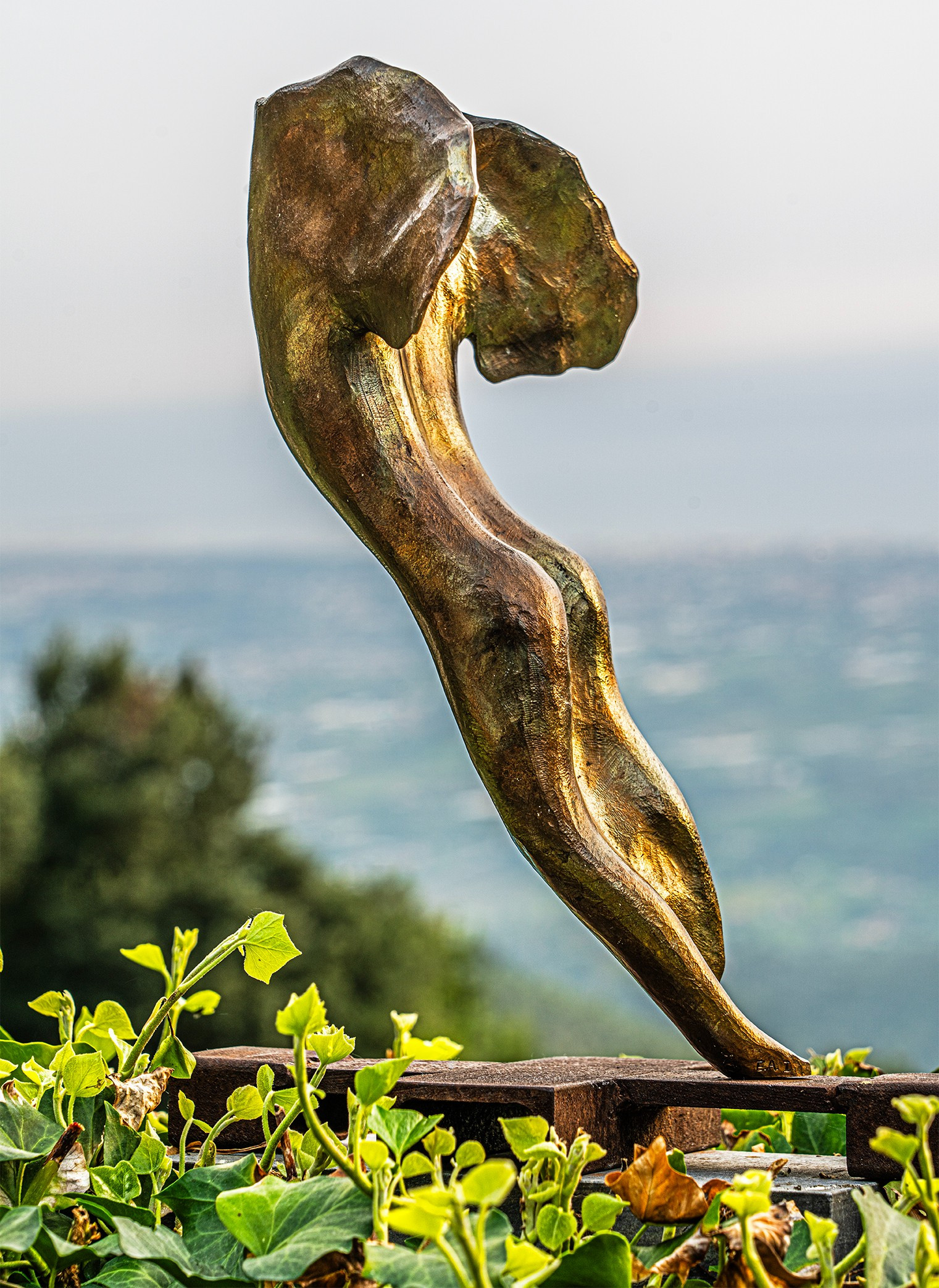 brass coloured metal sculpture of a figure