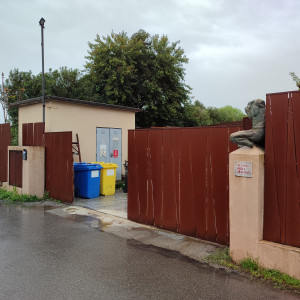 Artaxlab studio entrance with copper fence and figurative headless statue.
